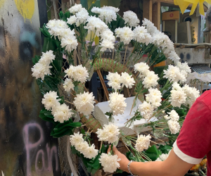 花環の作成の様子