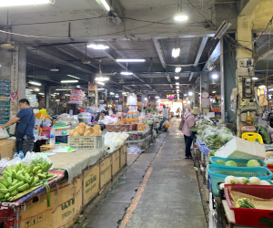 野菜を中心とした政府系の青果市場の様子