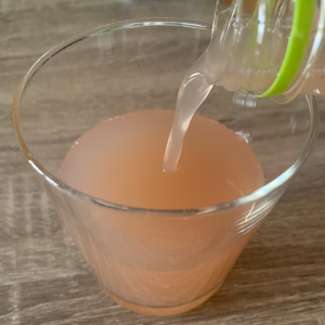 テイクアウトしたナムターンソットをコップに移した様子