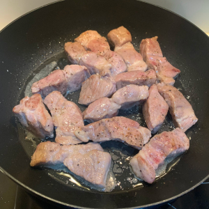 豚肉は、事前にフライパンで適度に焼きます