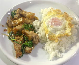 大衆食堂のカイダーオ付きのパットガパオ・ムークロープ