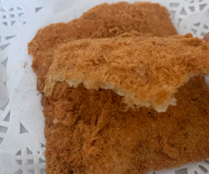 ふわふわの豚肉が乗っているカオタンムーヨンの様子