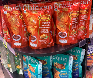 スーパーマーケットに並ぶいろいろなカオタンの様子