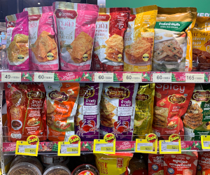 スーパーマーケットに並ぶいろいろなカオタンの様子