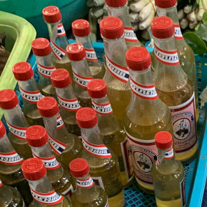 街中の屋台のナーンローイブランドのナムオップ