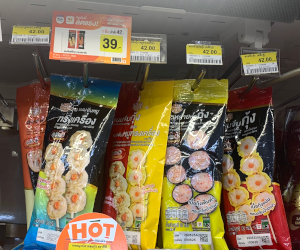 セブンイレブンの商品棚にあるカノムジープの様子