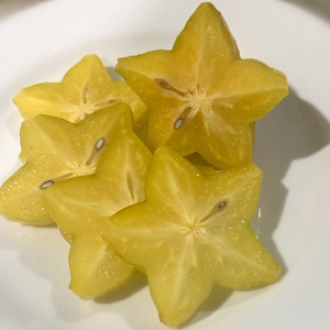 スターフルーツの果実を水平に切ると五芒星の形