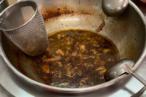 事前に煮込んである牛肉のぶつ切りの鍋の様子