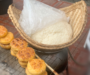 竹で編んであるもち米専用の蒸し器の様子(左はカオジー)