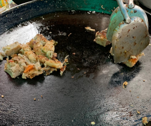 菜頭粿を炒め始めた様子