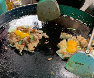 生卵を割り入れた様子
