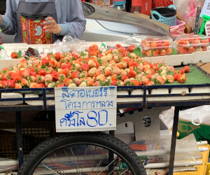 朝市の量り売りスタイルのタイ産イチゴの様子