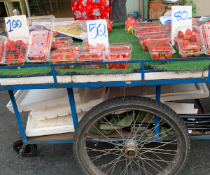 朝市のパック詰めスタイルのタイ産イチゴの様子