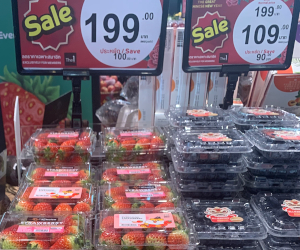 スーパーマケットの韓国産イチゴの様子