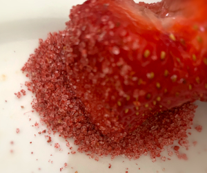 イチゴにプリックグルアブアイを付けた様子