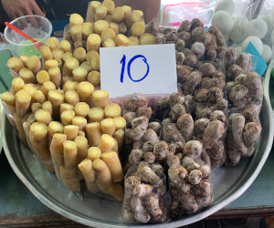 貧弱なサツマイモとタロイモを売っている様子