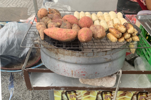 朝市で見かけた焼き芋を焼いている屋台の様子