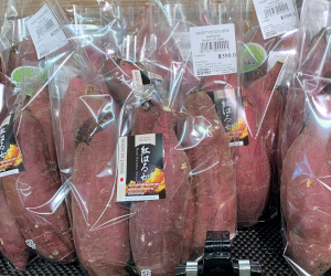 「DON DON DONKI」で売っていた「紅はるか」の様子
