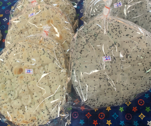 北部地方のタラートに並ぶカオケープ左側は焼いてあるタイプ