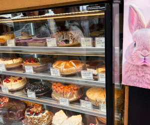 a pink rabbit + Bobの店先のショーケースの様子