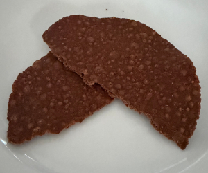 火で炙って半分に割った状態のトゥアナオの様子