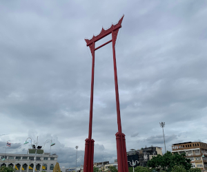 赤い巨大なブランコのサオチンチャー