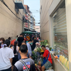 込み始めたトロックモー市場の様子(バムルンムアン通り側入口付近)