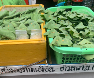 蓮の葉で包んであるカオマークの屋台の様子
