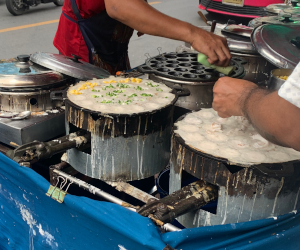 トロックモー市場の入口にあるカノムクロック屋台