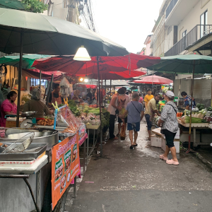 込み始める前のトロックモー市場の様子