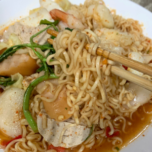 ヤムママーの麺とドレッシングに注目
